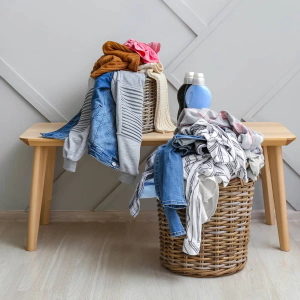 Baskets Dirty Clothes Bench Light Wall — Stock Photo, Image