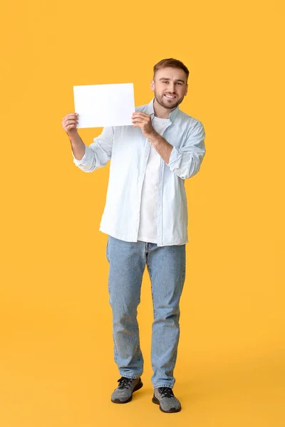 Jovem Com Cartão Branco Sobre Fundo Cor — Fotografia de Stock