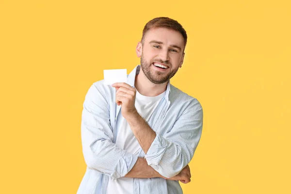 Young Man Blank Business Card Color Background — Stock Photo, Image