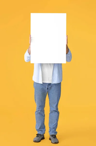 Jovem Com Placard Branco Sobre Fundo Cor — Fotografia de Stock