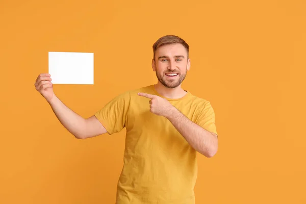 Young Man Blank Card Color Background — Stock Photo, Image