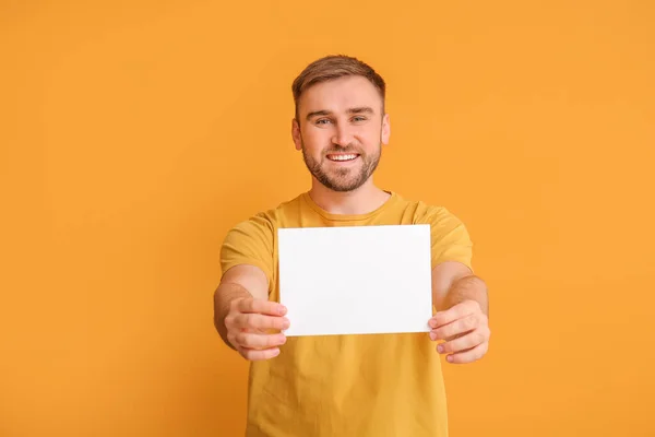 Young Man Blank Card Color Background — Stock Photo, Image