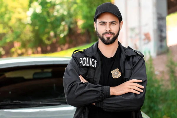 外头英俊的男警官 — 图库照片