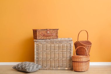 Renk duvarı yanında farklı hasır sepetler