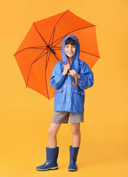 Mignon Petit Garçon Imperméable Avec Parapluie Sur Fond Couleur — Photo