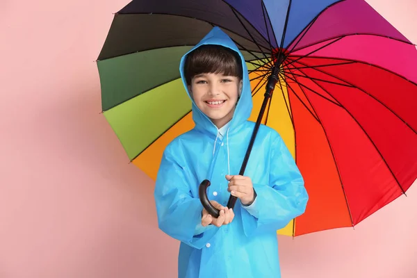 Menino Bonito Capa Chuva Com Guarda Chuva Fundo Cor — Fotografia de Stock