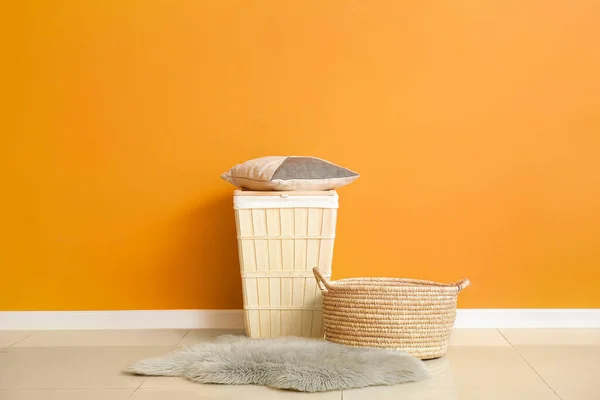 Different Wicker Baskets Color Wall — Stock Photo, Image