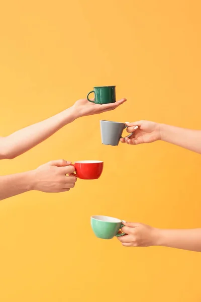 Mãos Com Xícaras Café Quente Fundo Cor — Fotografia de Stock