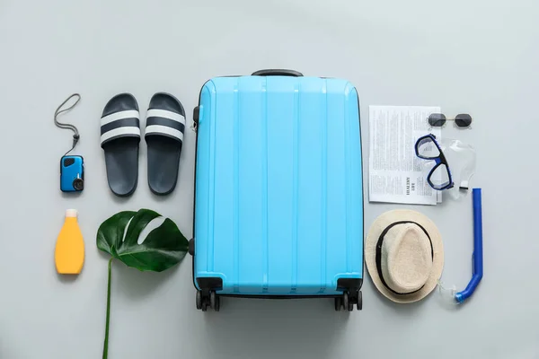 Koffer Mit Strand Accessoires Auf Grauem Hintergrund — Stockfoto