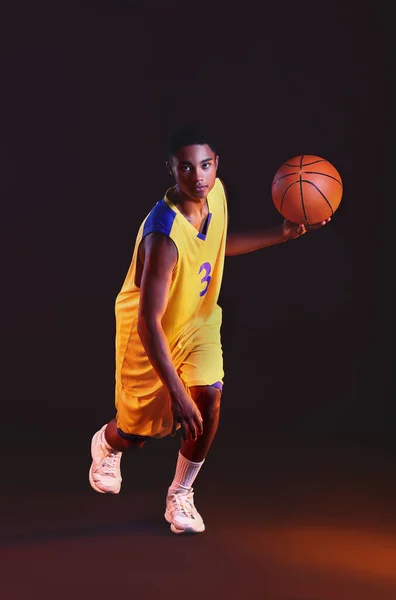非洲裔美国青年篮球运动员 背景黑暗 — 图库照片
