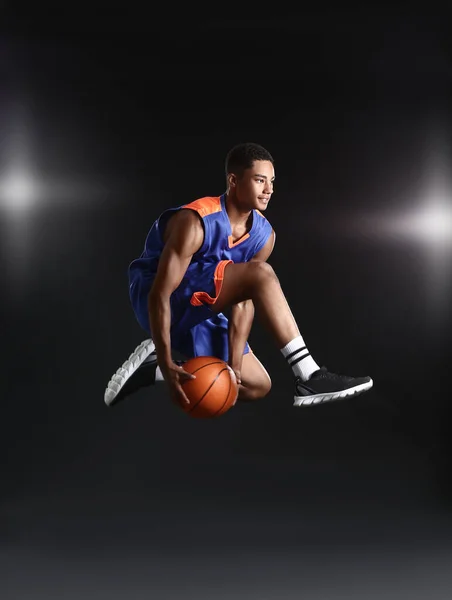 Ung Hoppning Afroamerikansk Basketspelare Mörk Bakgrund — Stockfoto