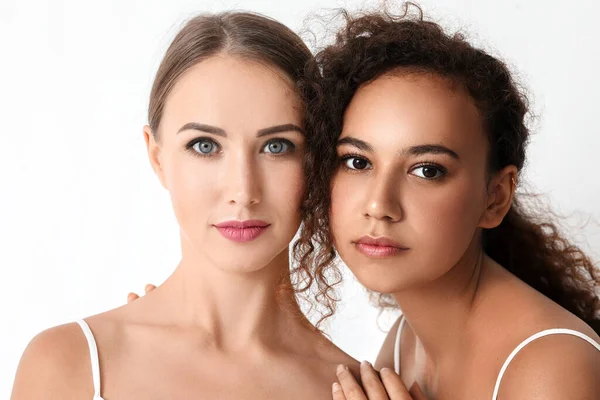 Vrouwen Van Verschillende Nationaliteiten Witte Achtergrond Stop Racisme — Stockfoto