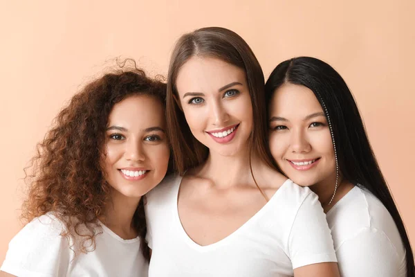 Mujeres Diferentes Nacionalidades Sobre Fondo Color Detener Racismo — Foto de Stock