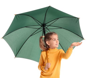 Beyaz arka planda şemsiyesi olan küçük şirin bir kız.