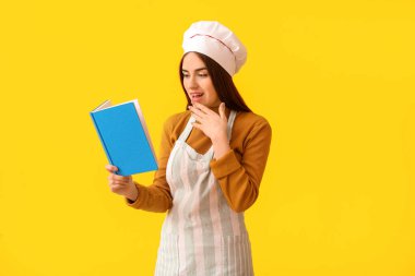 Renk geçmişi ile ilgili tarif kitabı olan genç bir kadın.