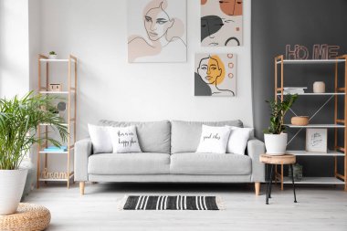 Rahat kanepesi olan modern bir oda.