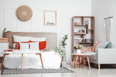 Modern yatak odasının iç dekorasyonu.