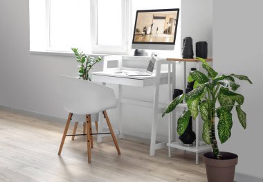 Modern fotoğraf stüdyosundaki fotoğrafçı işyeri.