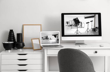 Modern fotoğraf stüdyosundaki fotoğrafçı işyeri.