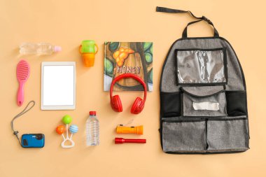 Renkli arka planda farklı şeyler olan araba koltuğu düzenleyicisi