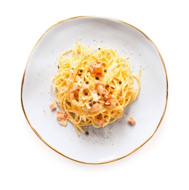 Beyaz arka planda lezzetli makarna tabağı.