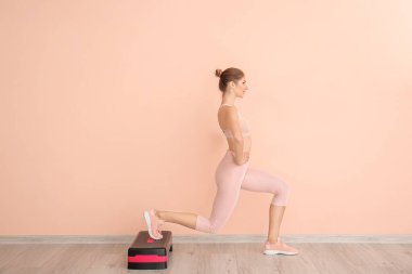 Evde spor yapan genç bir bayan.