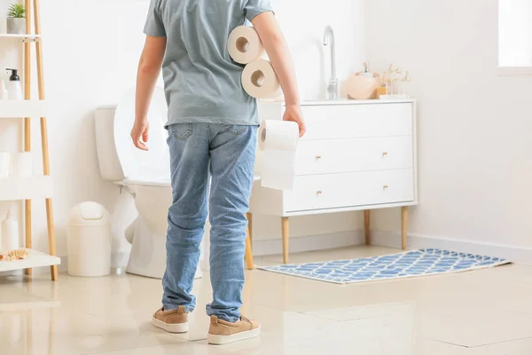 Mały Chłopiec Papierem Toaletowym Toalecie — Zdjęcie stockowe