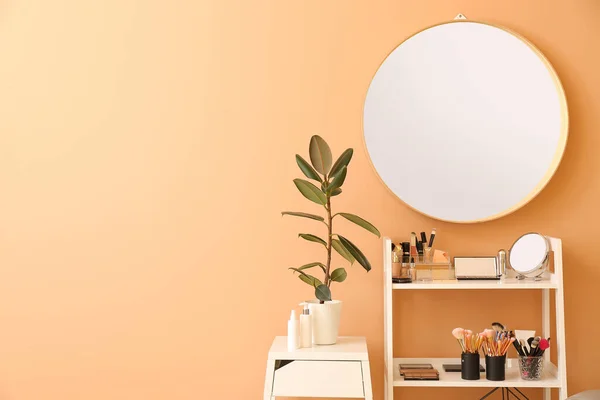 Rack Dekoratív Kozmetikumokkal Tükörrel Modern Sminkszobában — Stock Fotó