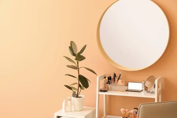 Scaffale Con Cosmetici Decorativi Specchio Nella Moderna Sala Trucco — Foto Stock