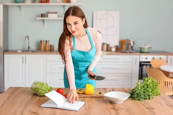 Giovane Donna Che Cucina Cucina — Foto Stock