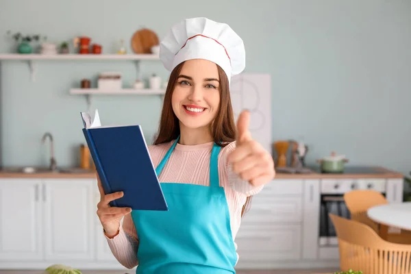 Mutfakta Yemek Tarifi Kitabı Olan Genç Bir Kadın — Stok fotoğraf