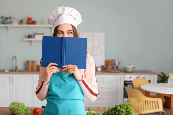 Ung Kvinna Med Receptbok Köket — Stockfoto