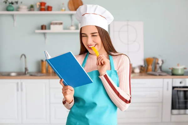 Jonge Vrouw Met Receptenboek Keuken — Stockfoto