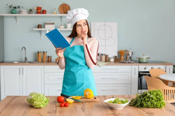 Mutfakta Yemek Tarifi Kitabı Yazan Genç Bir Kadın — Stok fotoğraf