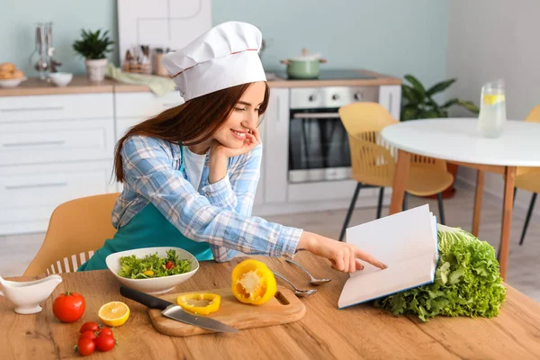 Mujer Joven Haciendo Sabrosa Ensalada Cocina —  Fotos de Stock