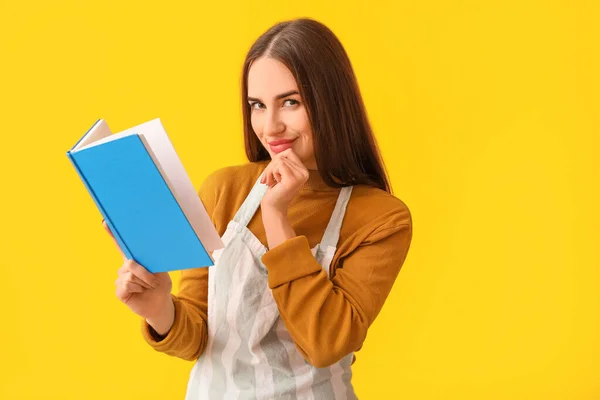 Jeune Femme Avec Livre Recettes Sur Fond Couleur — Photo