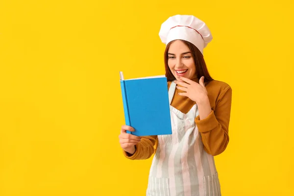 Jonge Vrouw Met Recept Boek Kleur Achtergrond — Stockfoto