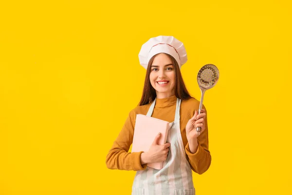 Mujer Joven Con Libro Recetas Sobre Fondo Color — Foto de Stock