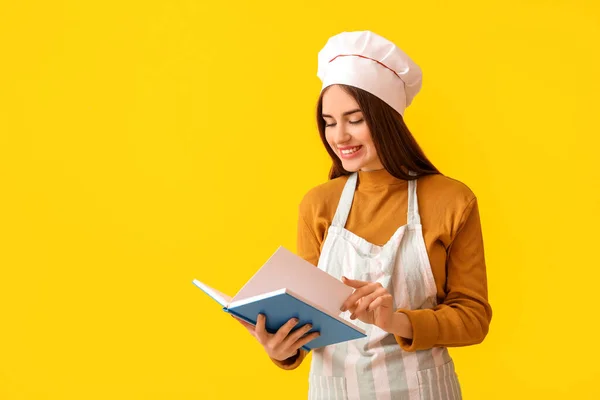 Νεαρή Γυναίκα Βιβλίο Συνταγών Για Φόντο Χρώμα — Φωτογραφία Αρχείου
