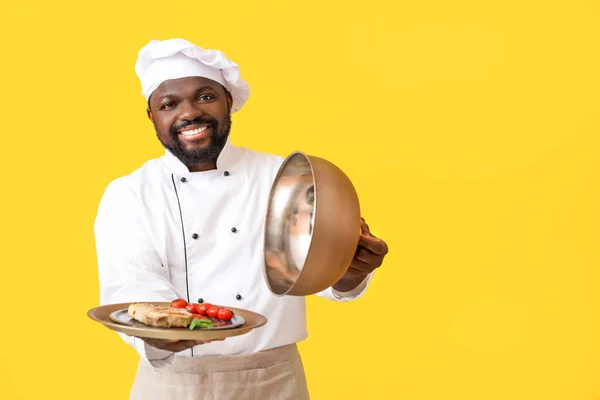 Chef Afroamericano Masculino Con Sabroso Plato Sobre Fondo Color — Foto de Stock