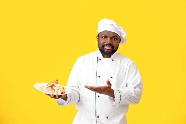 Male African American Chef Tasty Dish Color Background — Stock Photo, Image