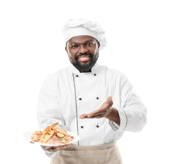 Chef Afroamericano Masculino Con Sabroso Plato Sobre Fondo Blanco — Foto de Stock