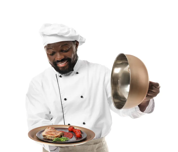 Chef Afroamericano Masculino Con Sabroso Plato Sobre Fondo Blanco —  Fotos de Stock
