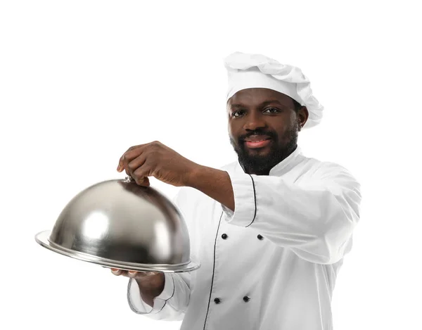 Masculino Chef Afro Americano Com Bandeja Cloche Sobre Fundo Branco — Fotografia de Stock