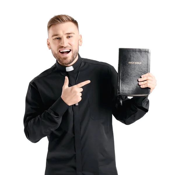 Όμορφος Νεαρός Ιερέας Βίβλο Λευκό Φόντο — Φωτογραφία Αρχείου
