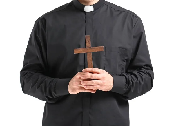 Junger Priester Mit Kreuz Auf Weißem Hintergrund — Stockfoto
