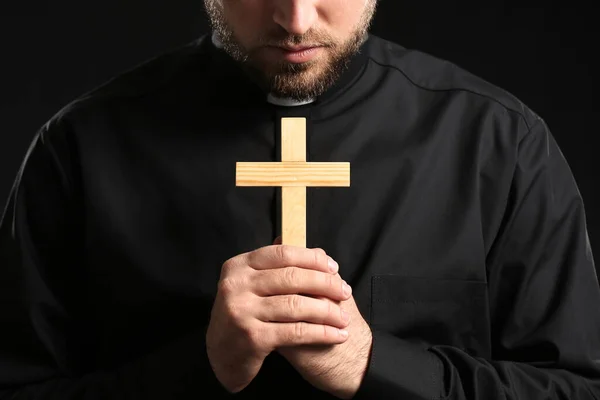 Junger Priester Betet Vor Dunklem Hintergrund Gott — Stockfoto