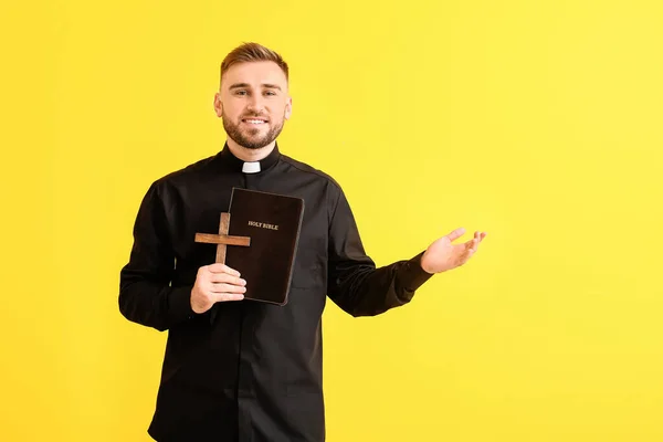 Hermoso Joven Sacerdote Con Biblia Cruz Sobre Fondo Color — Foto de Stock