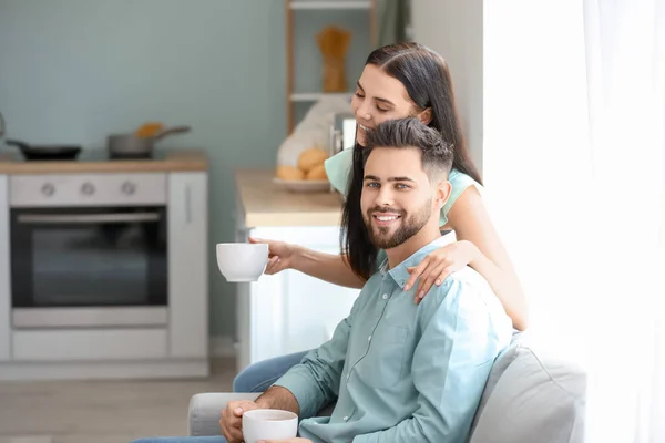 Feliz Joven Pareja Bebiendo Casa — Foto de Stock