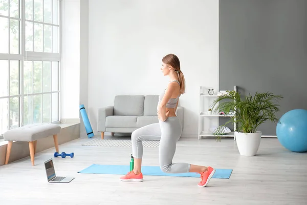 Sportieve Jonge Vrouw Met Laptop Training Thuis — Stockfoto